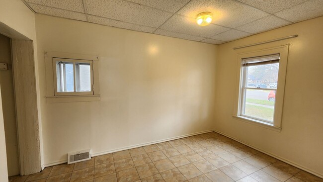 Building Photo - 405 E Spruce St