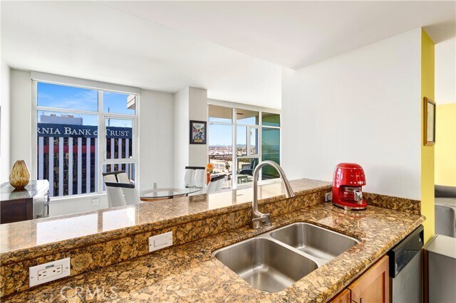 Foto del edificio - 400 W Ocean Blvd