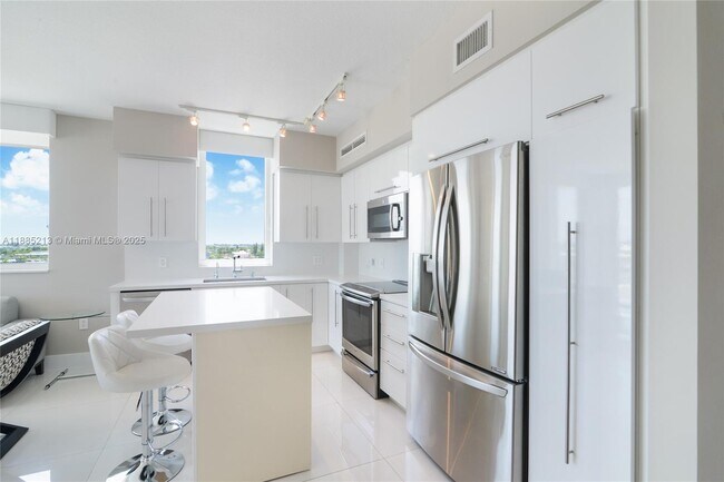 Foto del edificio - 1745 E Hallandale Beach Blvd
