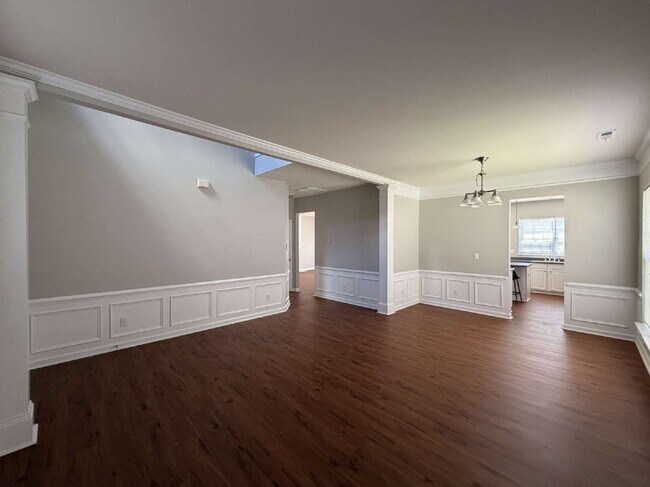 Building Photo - Well maintained 4 bedroom home with a golf course view!