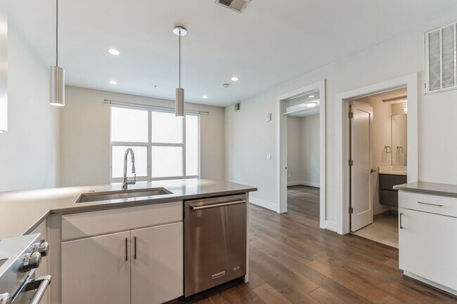 Building Photo - Bright and modern 1bd/1bd condo nestled in...