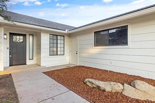 Building Photo - 6379 N Forestiere Ave