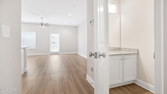Foto del edificio - 7590 Shadow Lake Dr