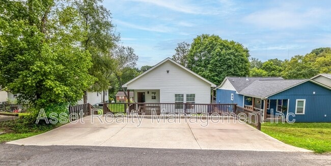 Photo - 619 Midlake Drive Northeast House