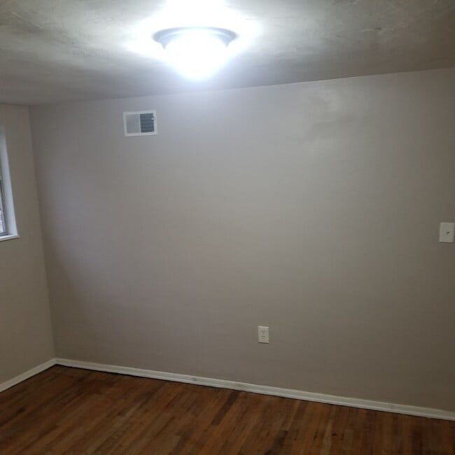 Building Photo - Conveniently Located 2 Bedroom Apartment in Millvale!