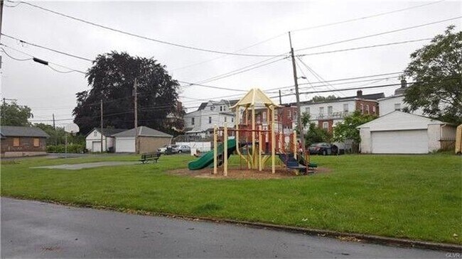 Building Photo - 3 BEDROOM TOWNHOUSE