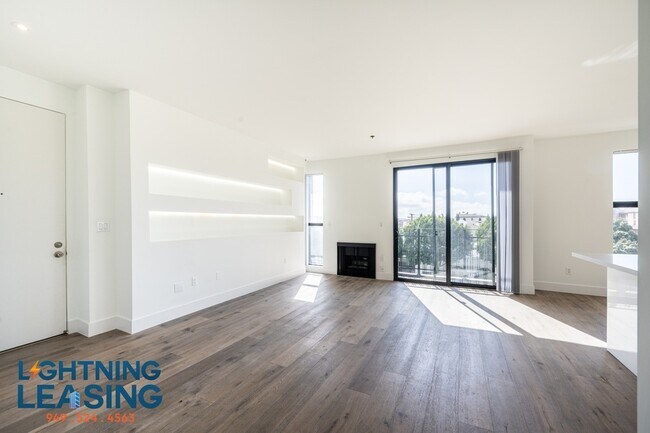 Foto del edificio - Sleek and Spacious Two-Bedroom with Breath...