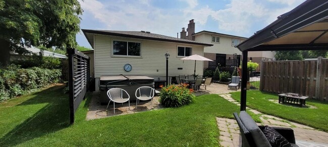 Building Photo - 717 Coulson Av