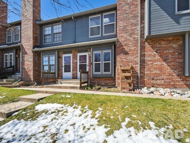 Building Photo - 2 Bedroom Townhome in Littleton