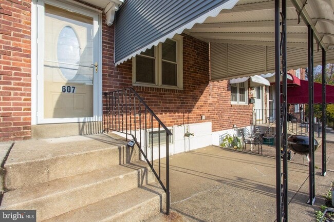 Building Photo - 607 Crescent Dr