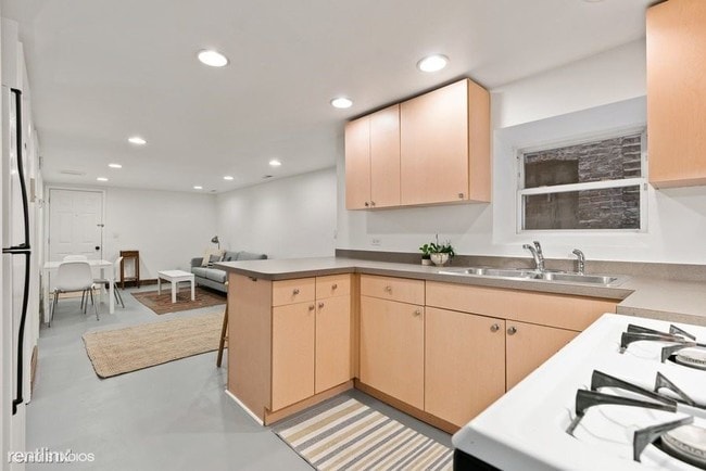 Building Photo - 2 br, 1 bath  - 3145 W Augusta Blvd # Gdn