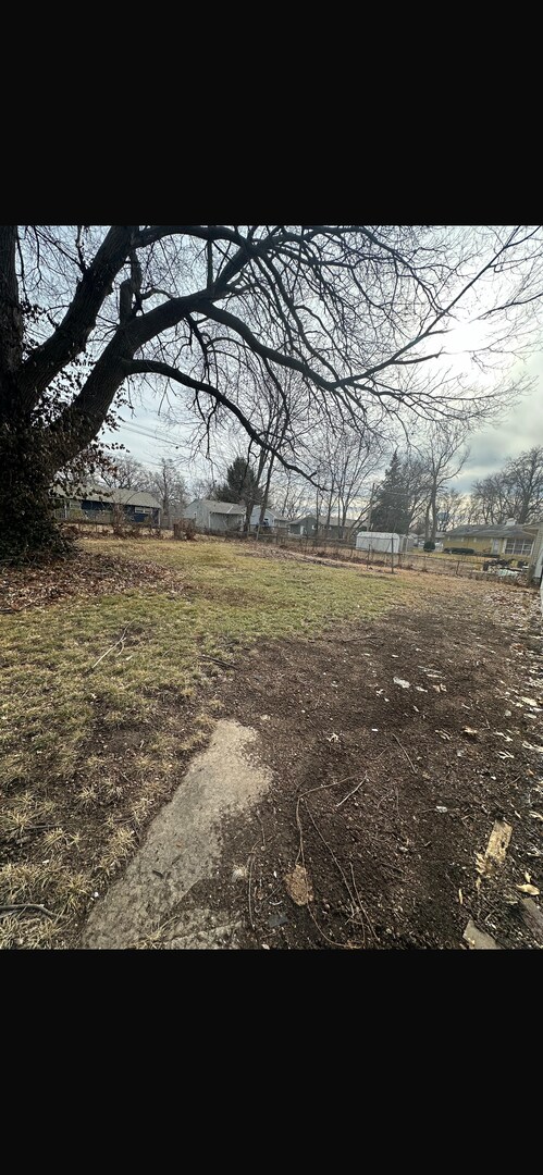 Foto del edificio - This is a 4 bedroom 1 bathroom house it has a spacious living room and full kitchen that comes wi...