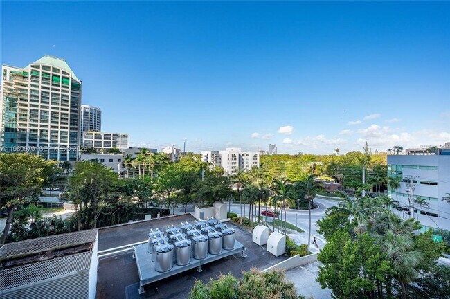 Foto del edificio - 2678 Tigertail Ave