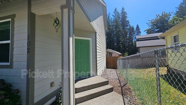 Building Photo - 102 Goldenrod St