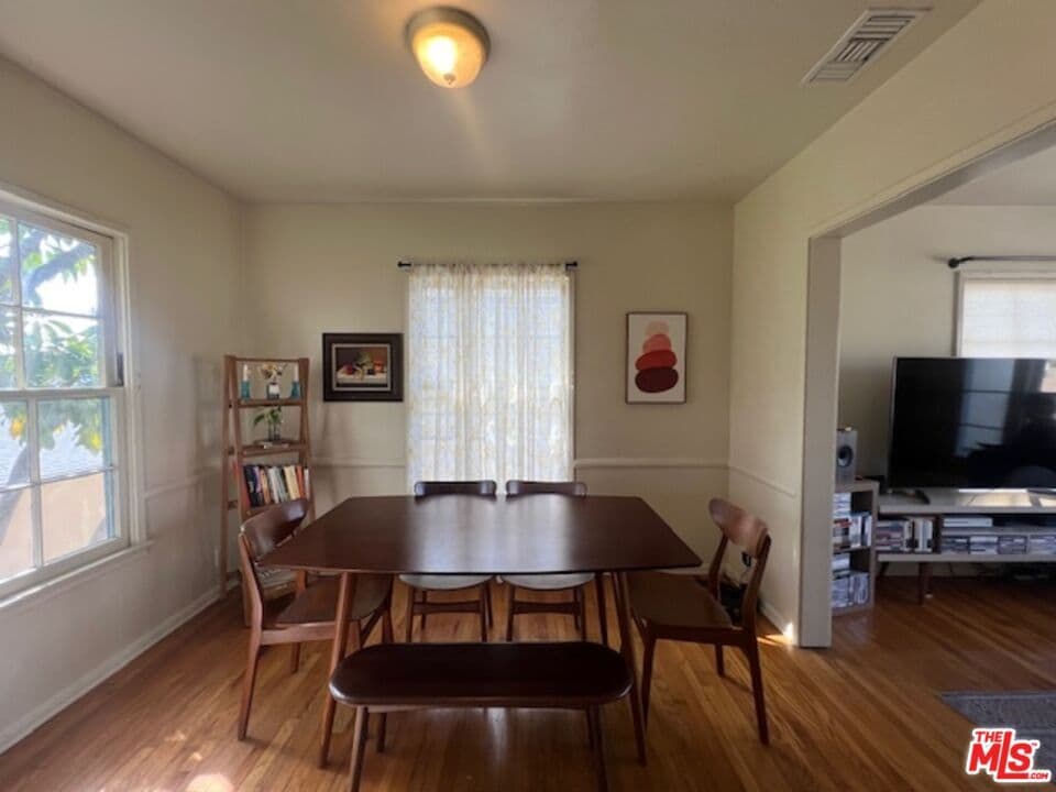 Foto del edificio - 1719 Glendon Ave