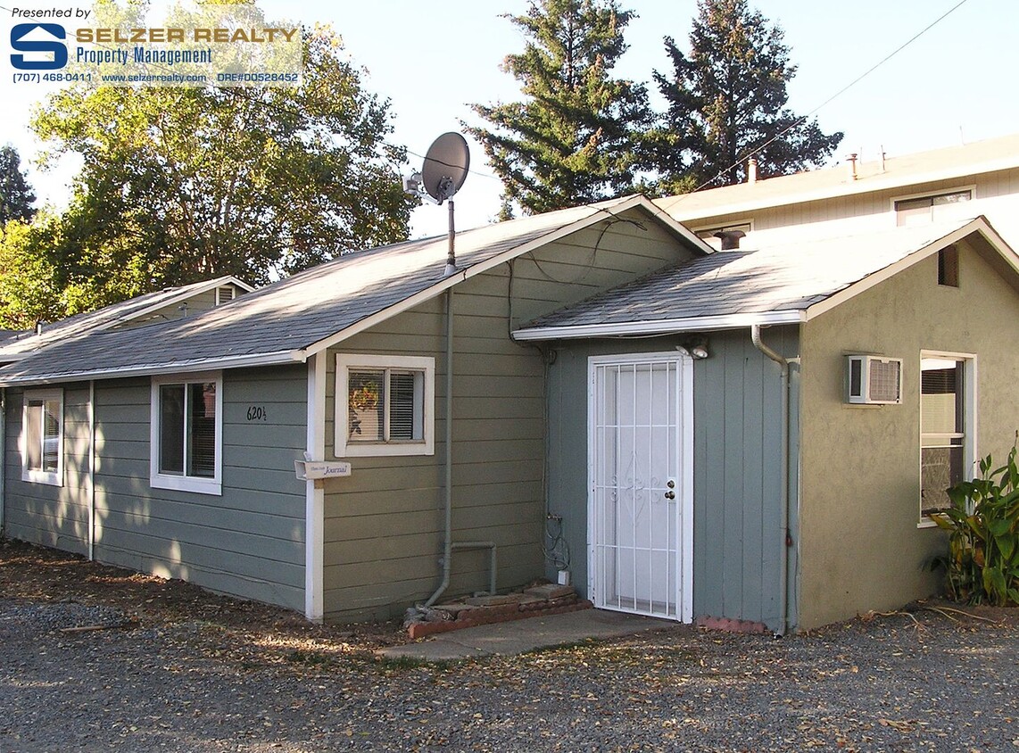 Foto principal - Cozy 2 bd. home w/ yard; close to shopping!