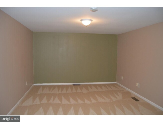 Building Photo - 2440 Hillendale Dr