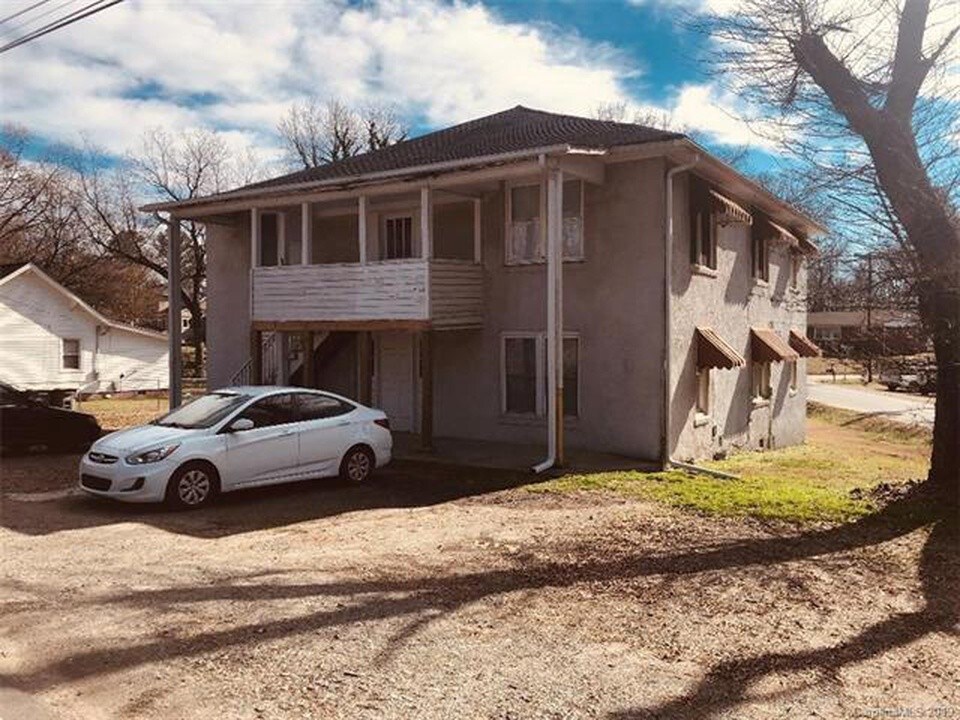 307 Rogers Lake Rd Unit 2, Kannapolis, NC 28081 Room for Rent in