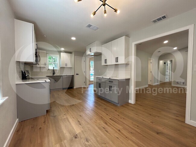 Building Photo - 608 High Meadow Dr