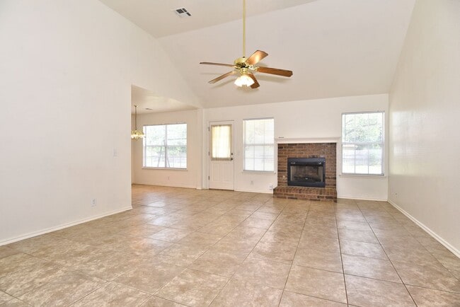 Building Photo - Welcome to your new home in Jenks!