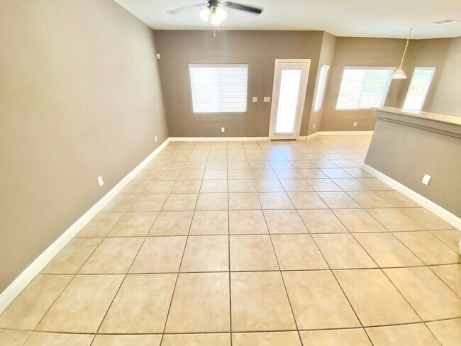 Foto del edificio - Modern 3-Bedroom Home with Open-Concept Living Within Henderson Home