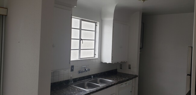 Building Photo - 1423 S Beverly Dr