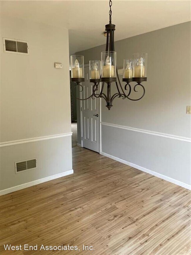 Building Photo - 3 br, 1.5 bath House - 615 Main St