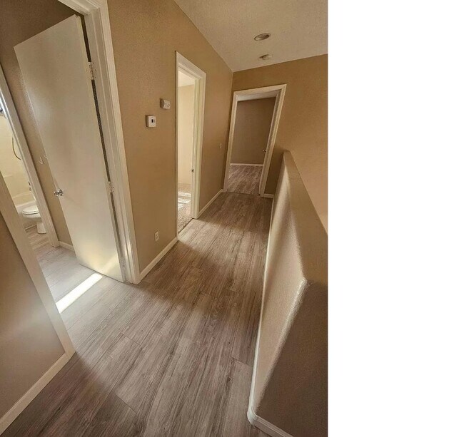 Foto del edificio - 5926 Stone Hollow Ave