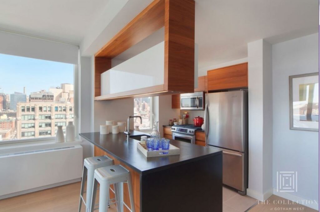 Building Photo - 560 W 45th St