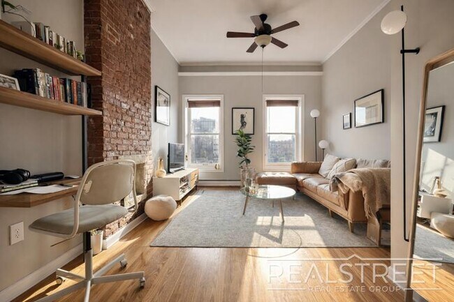Foto del edificio - Updated Spacious 1 BR in Cobble Hill!