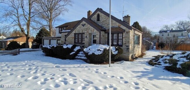 Building Photo - 728 N 116th St