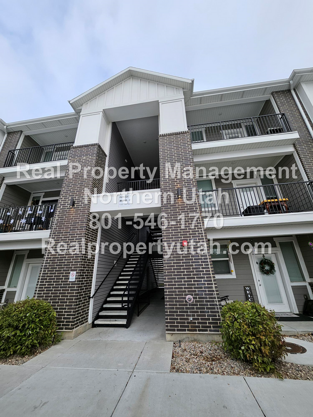 Primary Photo - 2 Bedroom 2 Bath Top Level Apartment Comin...