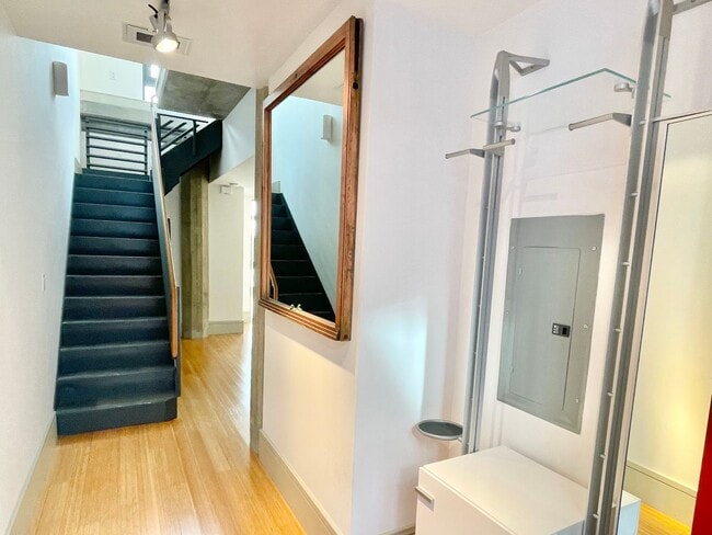 Building Photo - Beautiful Two Level 2 bed/2 bath in South ...