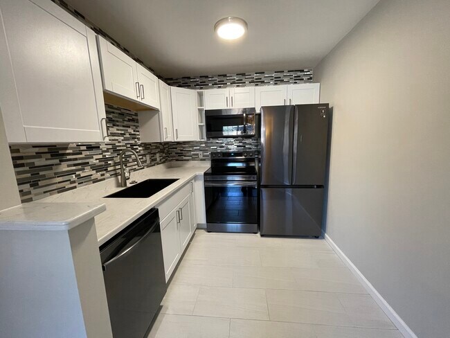 Building Photo - 18333 Roehampton Dr