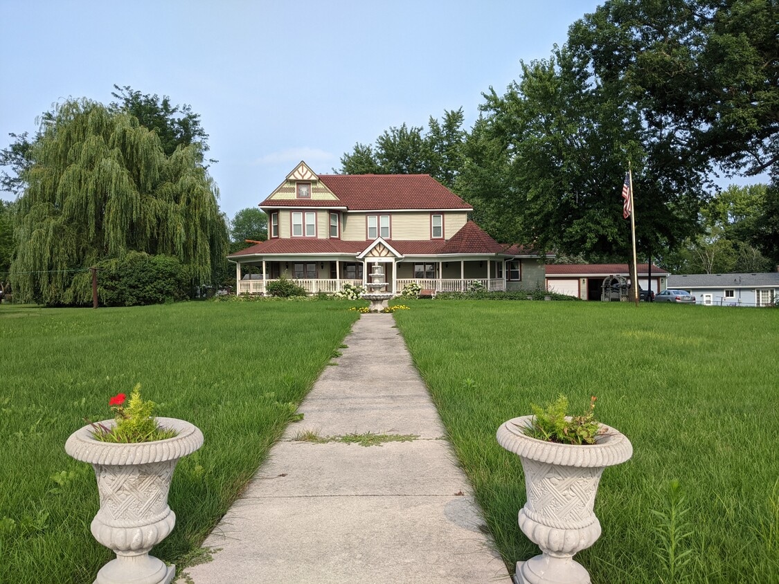 Upstairs - 142 River St