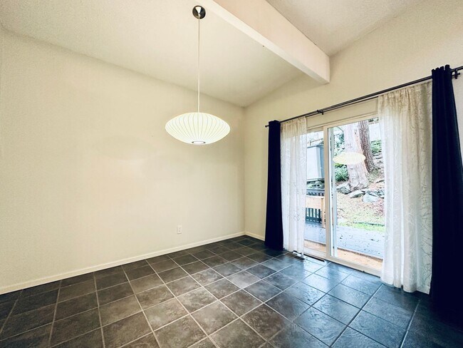 Building Photo - Beautiful Bed 4, Bath 3, home!