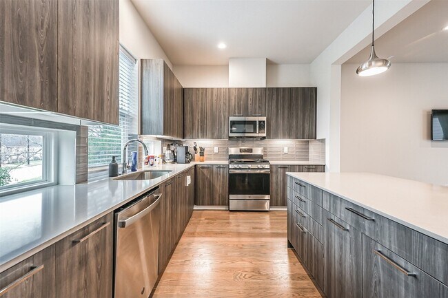 Foto del edificio - 2136 Dennis St