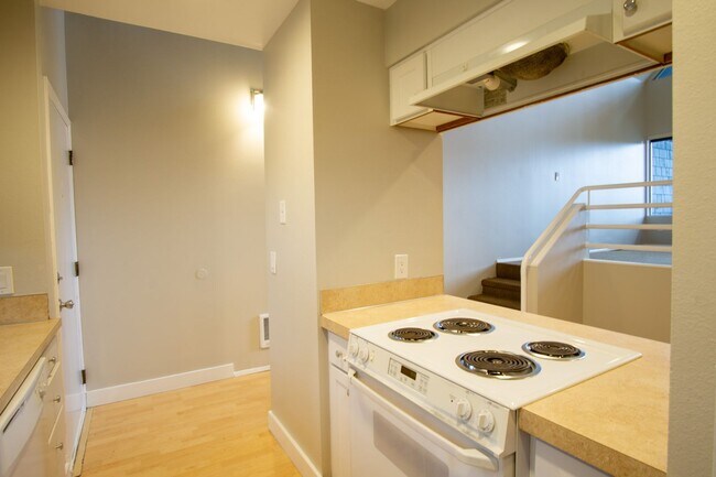 Foto del edificio - Spacious Lake Oswego 2Bdr w/Fireplace, Dishwasher, W/D, & Balcony!