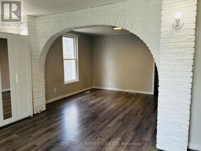 Building Photo - 107 Bethune St