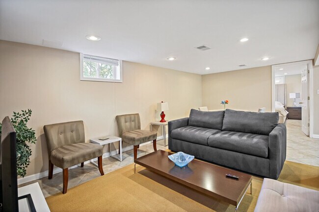 Foto del edificio - 300 Lawton St