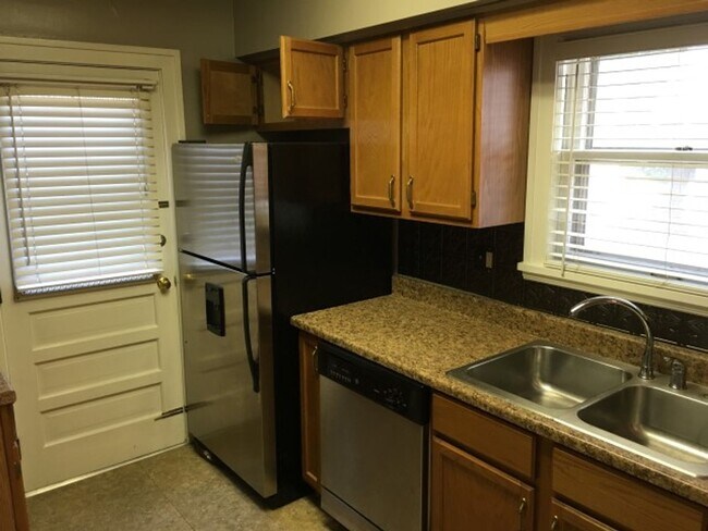 Building Photo - Desirable 3 bedroom home in Brookside!