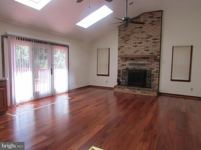 Building Photo - 10 Shagbark Ct