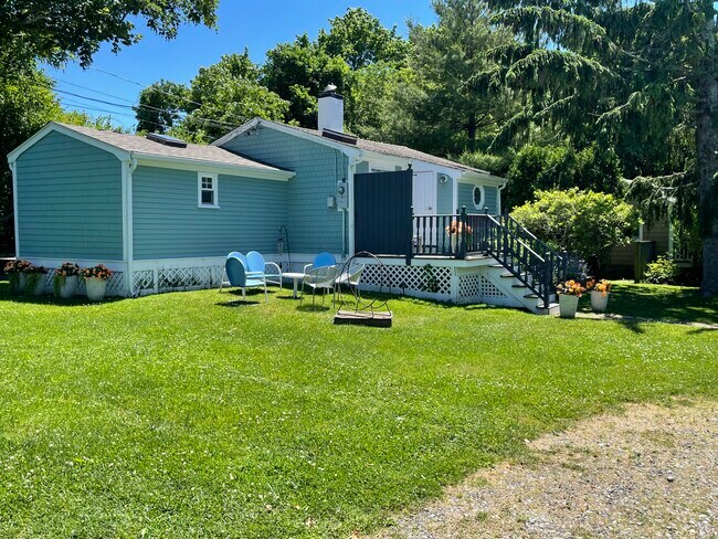 Beautiful private yard - 377 3rd Beach Rd