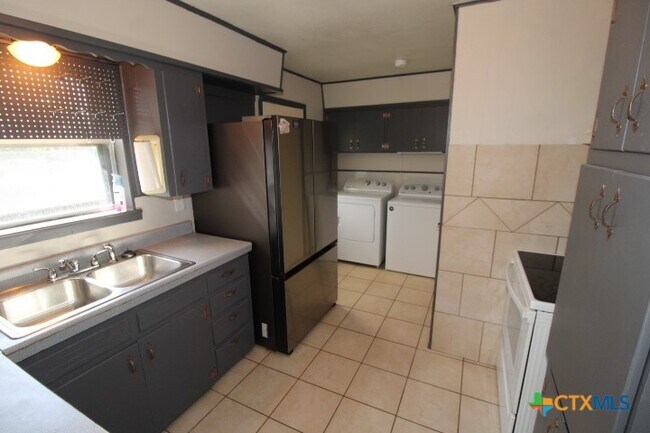 Building Photo - 2706 Live Oak Dr