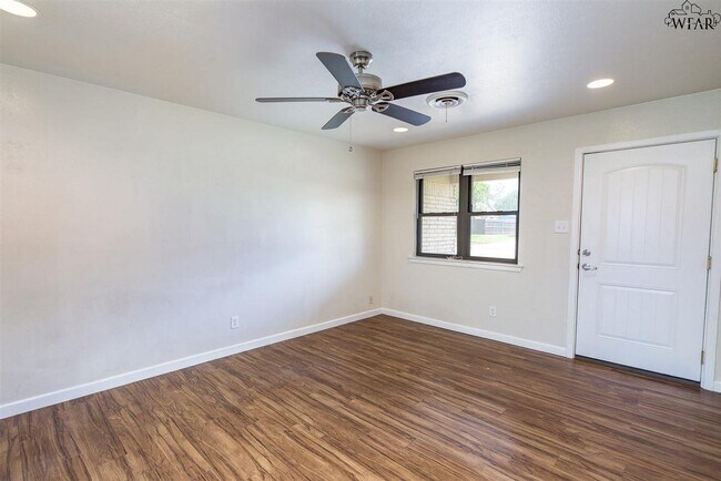 Foto del edificio - 4004 Hooper Dr