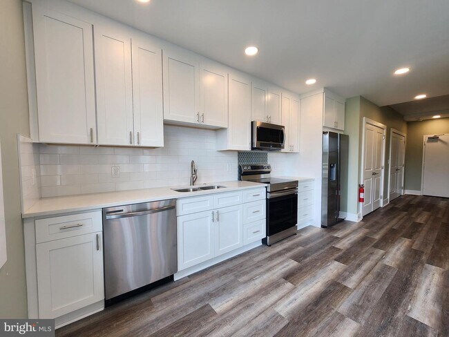 Building Photo - 200 E High St