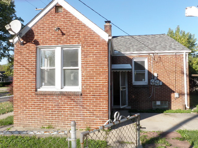 Building Photo - 3 Bed 1 Bath Brick Ranch with Finished Bas...