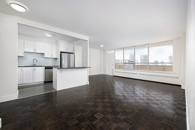 Building Photo - Forest Manor