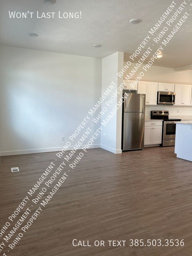 Building Photo - 3 bedroom/2.5 Bathroom Townhome in Eagle M...