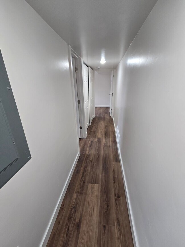 Foto del edificio - Remodeled 4 Bed, 2 Bath with Double Kitchen & Covered Carport